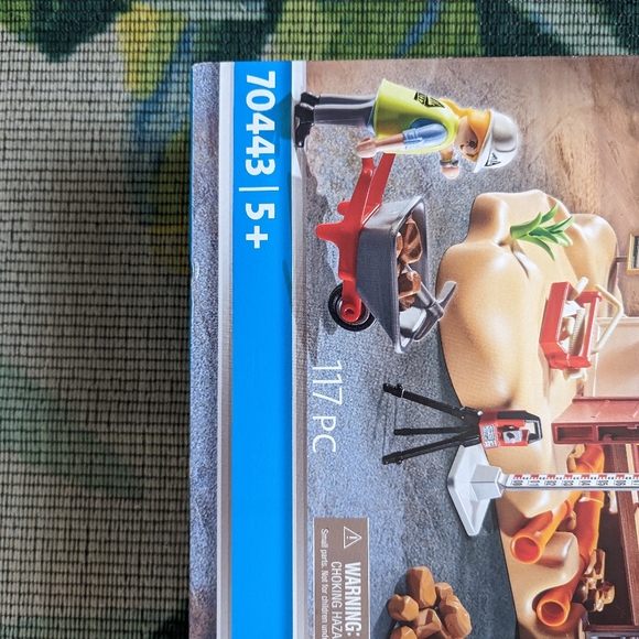 BNIB Playmobil Mini Excavator with Building Section - 117 piece Set - Picture 5 of 8